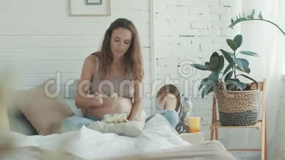 孕妇吃健康食品床准妈妈拿着一碗沙拉视频的预览图