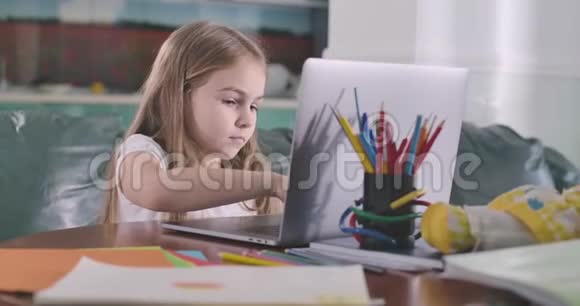 集中白人女孩在笔记本电脑键盘上打字教育电子学习在线信息社会媒体世代视频的预览图