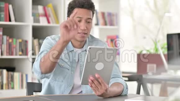 美国黑人青年工作桌上的在线视频聊天视频的预览图