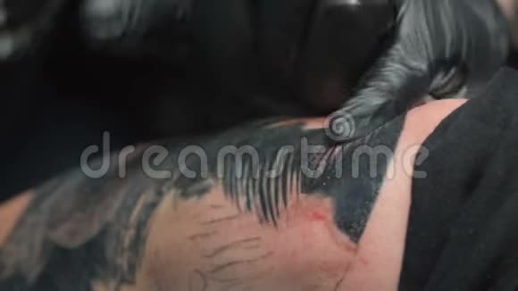 纹身师在沙龙中获得蛇黑纹身的视频视频的预览图