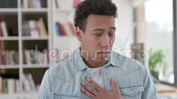 咳嗽生病的美国年轻人咳嗽视频的预览图