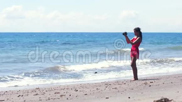 一位女摄影师把相机落在沙滩上视频的预览图