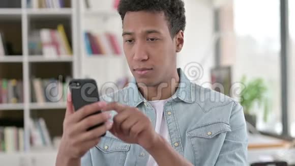 年轻的非裔美国人对失去智能手机感到失望视频的预览图
