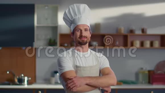 厨师站在工作场所的肖像男人在厨房里交手视频的预览图