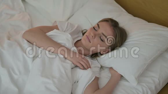 可怕的年轻女子在床上做噩梦视频的预览图