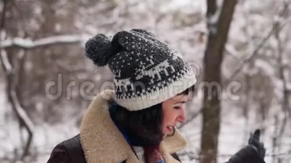 雪域森林里的海皮斯特女人把头靠在男朋友肩膀上年轻的情侣穿着时髦的衣服走进来视频的预览图