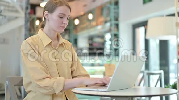 女人站起来在咖啡馆里走开视频的预览图