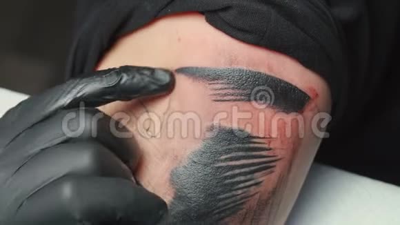 男子纹身师纹身蛇视频视频的预览图