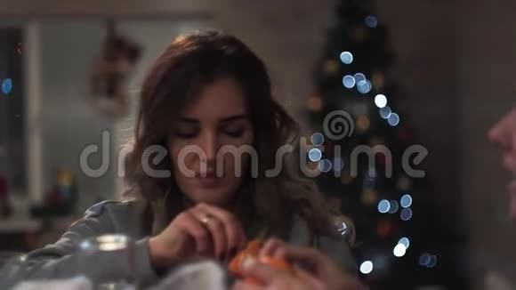 女孩说话剥掉普通话背景圣诞树闪烁着灯光视频的预览图