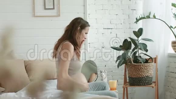 孕妇在卧室里起床准妈妈在家感到恶心视频的预览图