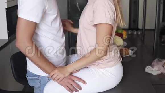 性感的慢镜头深情的男人穿着白色T恤用激情抚摸他的年轻女朋友长发视频的预览图