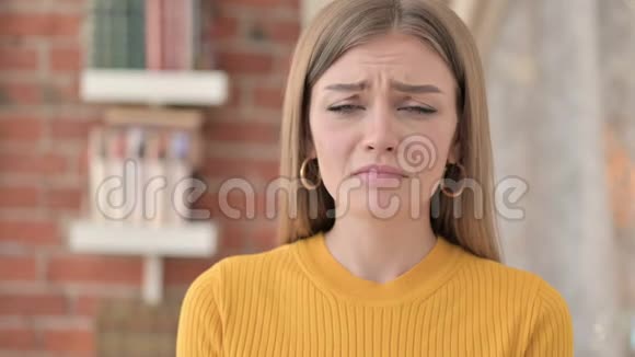 愤怒的年轻女子对着镜头哭泣的肖像视频的预览图