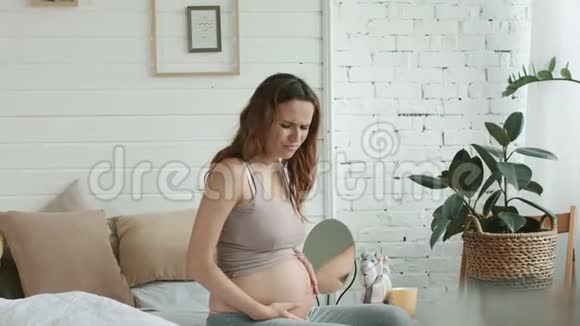特写孕妇恶心的卧室怀孕试着回家喝酒视频的预览图