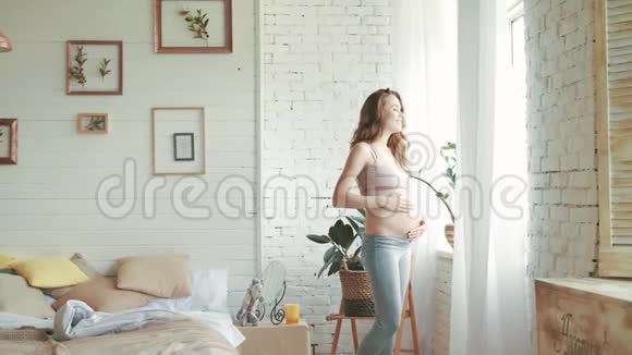 孕妇在家靠窗户摸肚子笑肚婆在家视频的预览图