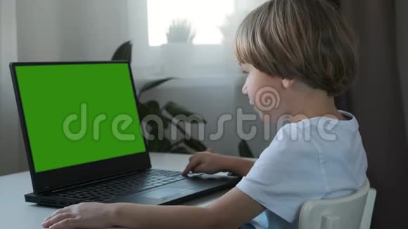 在家里用电脑工作的男孩电子课程儿童教育视频的预览图