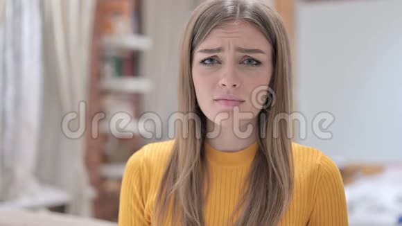 愤怒的年轻女子对着镜头哭泣的肖像视频的预览图