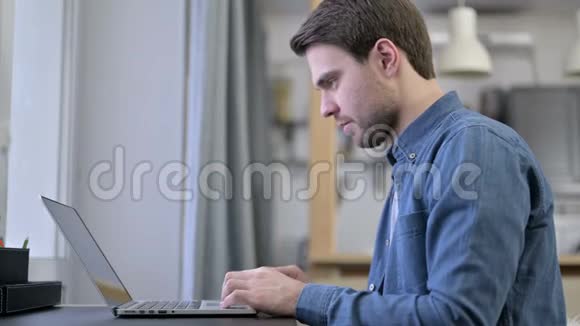 胡子青年在笔记本电脑上做视频聊天视频的预览图
