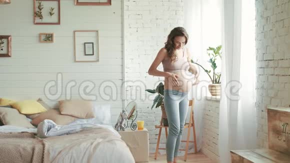 站在窗边的孕妇肚皮妈妈在家伸展身体视频的预览图