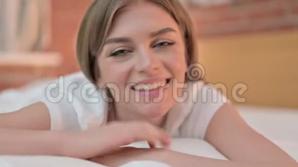 特写美女在床上视频聊天视频的预览图