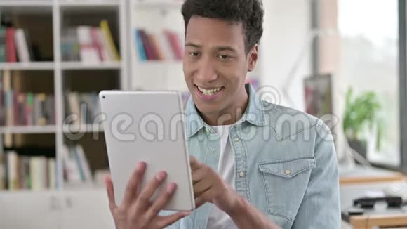 用数码平板电脑微笑非裔美国年轻人视频的预览图