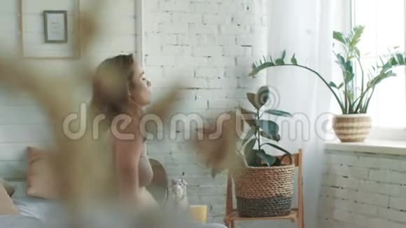 孕妇起床卧室准妈妈站在家窗口附近视频的预览图