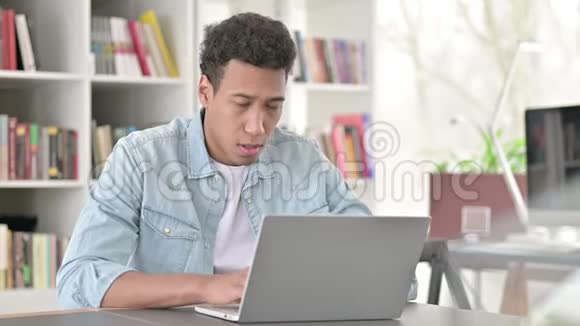 在笔记本电脑上工作的年轻非裔美国人咳嗽视频的预览图