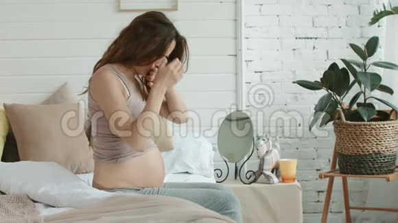 特写孕妇感觉恶心床孕患病晨病家视频的预览图