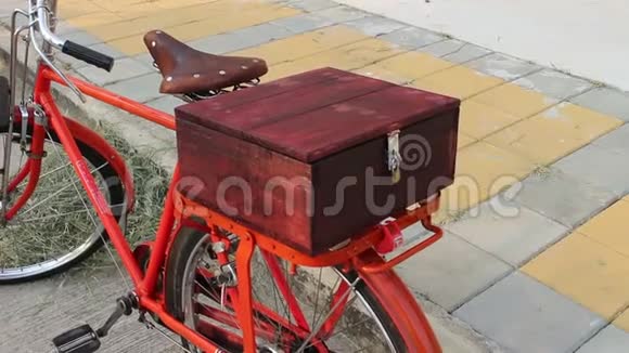 自行车上的木箱视频的预览图