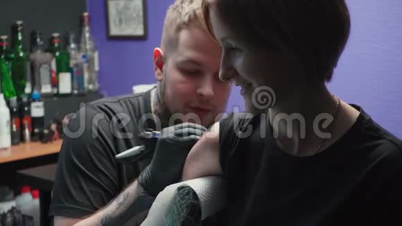 纹身师在沙龙里纹身蛇视频的预览图