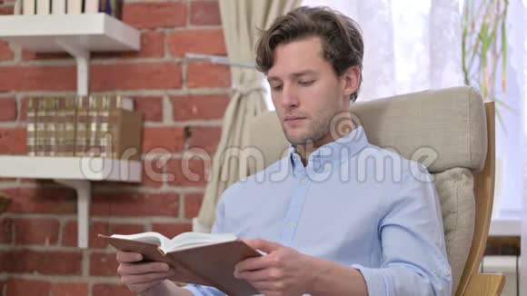 关注年轻人在办公室读一本书视频的预览图