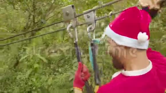 快乐的圣诞老人在高空滑索视频的预览图