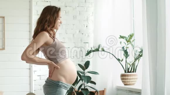 怀孕的卧室窗户期待肚子妈妈在家抚摸肚子视频的预览图