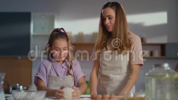 女儿和母亲一起在厨房准备饼干视频的预览图