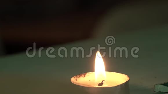 桌子上燃着一支小蜡烛视频的预览图