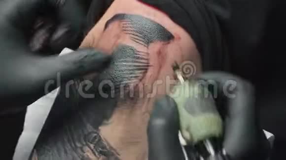 男子纹身师刺青蛇特写视频的预览图