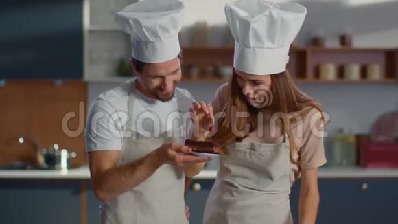 厨房用樱桃装饰甜点的糖果画像视频的预览图