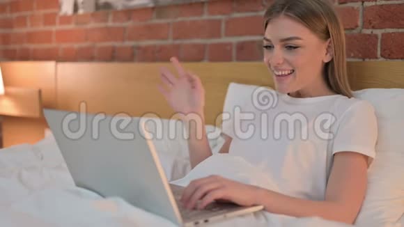 在床上玩电脑聊天的年轻女性视频的预览图