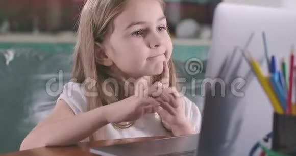 白人女孩的特写脸看着笔记本电脑屏幕使用触摸板教育电子学习在线信息视频的预览图