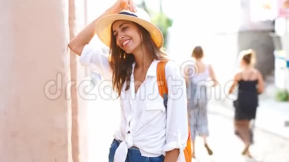 戴着草帽穿着白衬衫摆姿势对着镜头微笑的美女视频的预览图