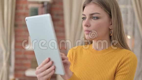 在平板电脑上进行视频聊天的年轻女性画像视频的预览图