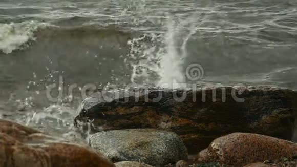 海浪拍打着视频的预览图