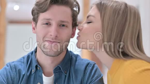 美丽的女人亲吻男人的脸颊视频的预览图