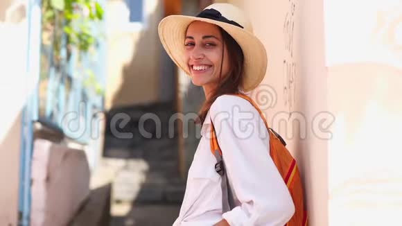 美丽快乐的旅游女孩在老城街散步在欧洲的暑假冒险假期视频的预览图