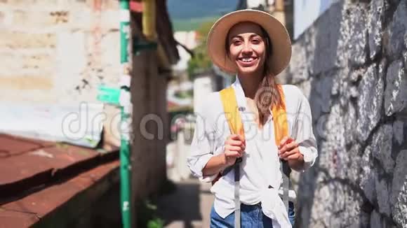 欢乐的女游客走在古老的街道上在欧洲享受独自度假视频的预览图