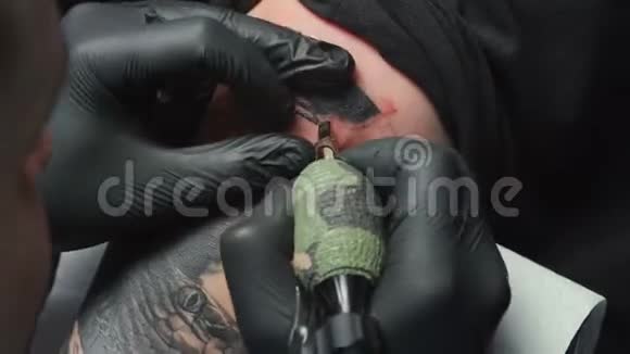 男子纹身师纹身蛇的视频特写视频的预览图