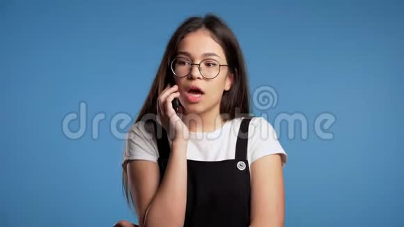 一个留着长发的亚洲女人用手机发誓要和别人在一起视频的预览图