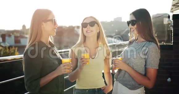 女人和饮料党聊天视频的预览图