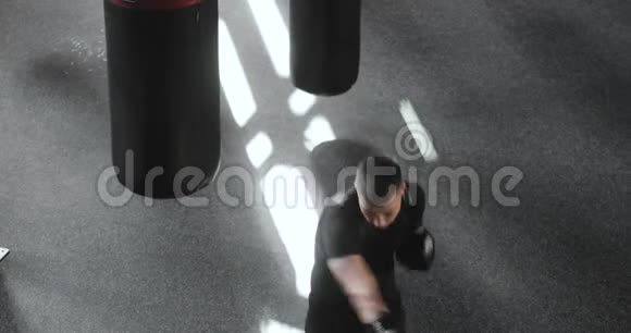 年轻的拳击手戴手套打拳在健身房训练拳击俯视视频的预览图