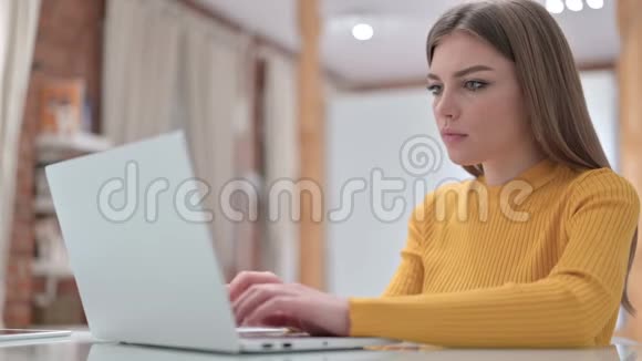 失望的年轻女子对笔记本电脑故障的反应视频的预览图