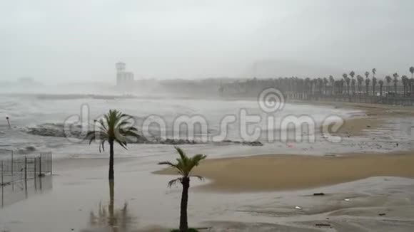 巴塞罗那海滩在暴风雨中格洛丽亚视频的预览图